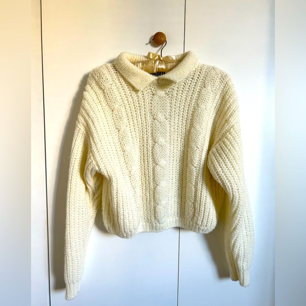 Vintage white Tarazzia collared knit sweater. Size small. Very good condition.